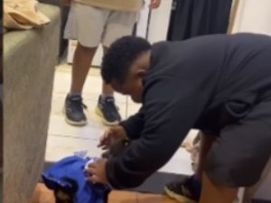 Mãe surpreende os dois filhos com cachorrinha
