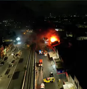 [Vídeo] Incêndio destrói loja de motopeças e deixa bombeiros feridos no Centro de Maceió