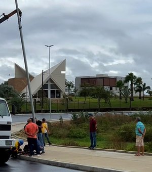 Prefeitura de Arapiraca resolve problema de vazamento de corrente em poste no Lago da Perucaba