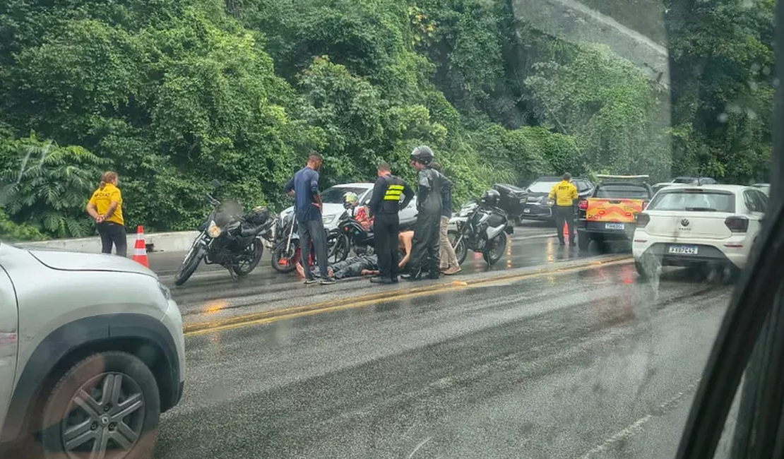 Colisão entre carro e moto deixa jovem ferido na ladeira Geraldo Melo, em Maceió