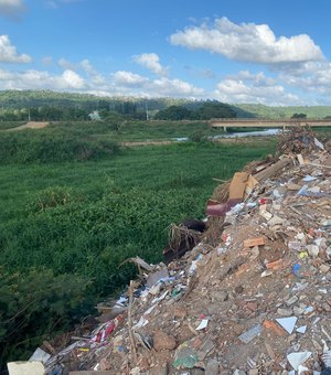 Líder comunitária denuncia descarte irregular de entulhos de lixo no Rio São Miguel