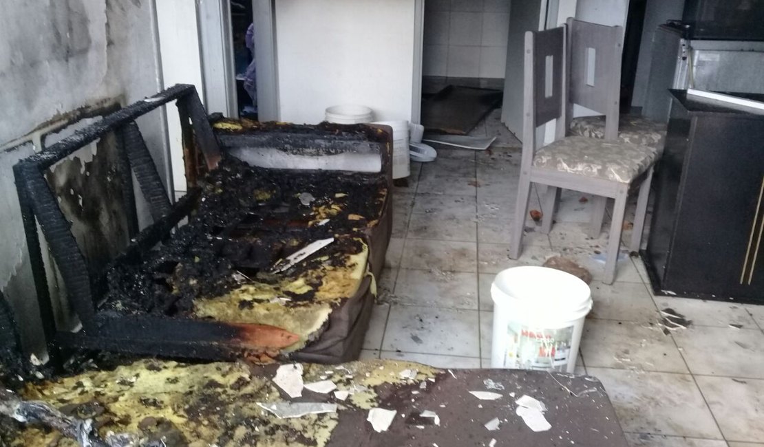 Incêndio destrói casa no Rio Novo e deixa seis pessoas feridas 