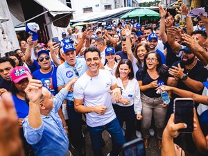 JHC percorre feira de Penedo, recebe apoio de comerciantes e defende modelo de gestão para Alagoas