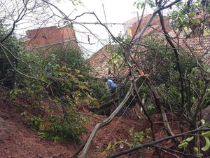 Quatro moradias correm risco de desabamento em Jequiá da Praia