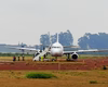 Avião com 151 pessoas a bordo sai da pista durante pouso e fica atolado na lama
