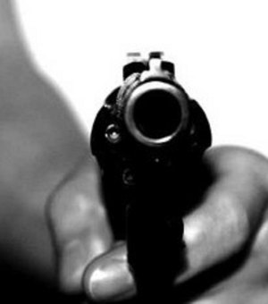 Polícia prende três pessoas por porte ilegal de arma em Maceió