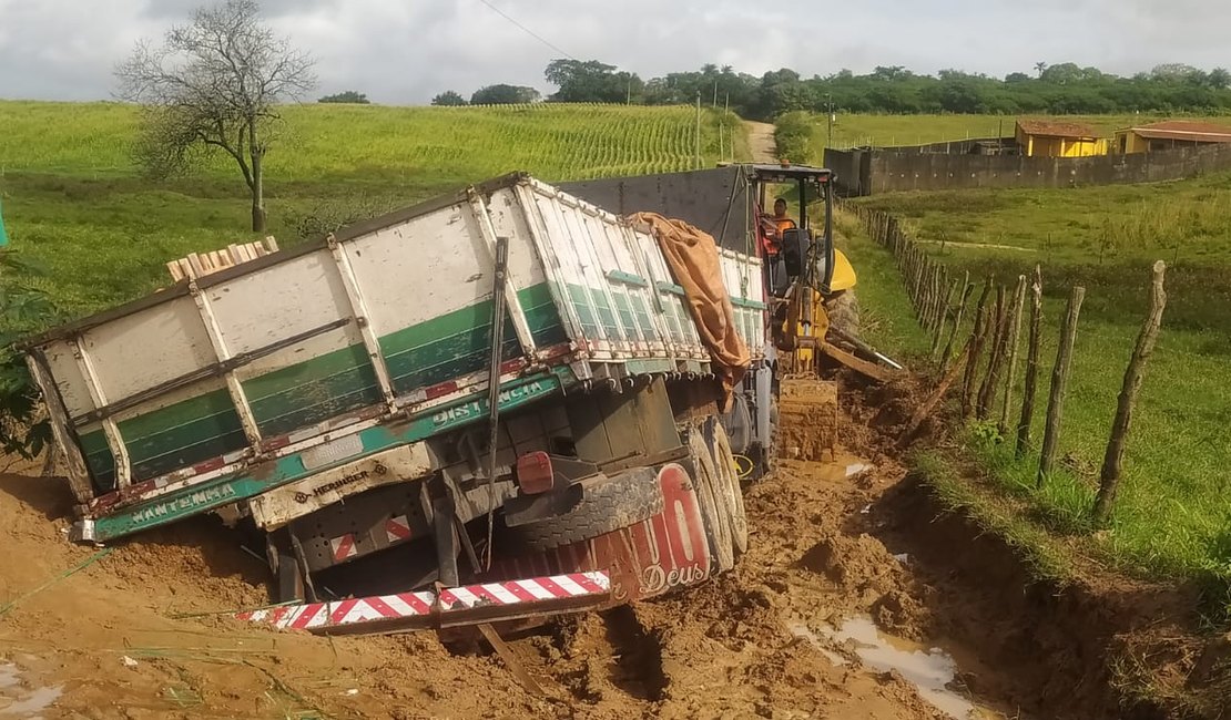 Dois caminhões carregados com cerâmica atolam em estrada na zona rural de Palmeira