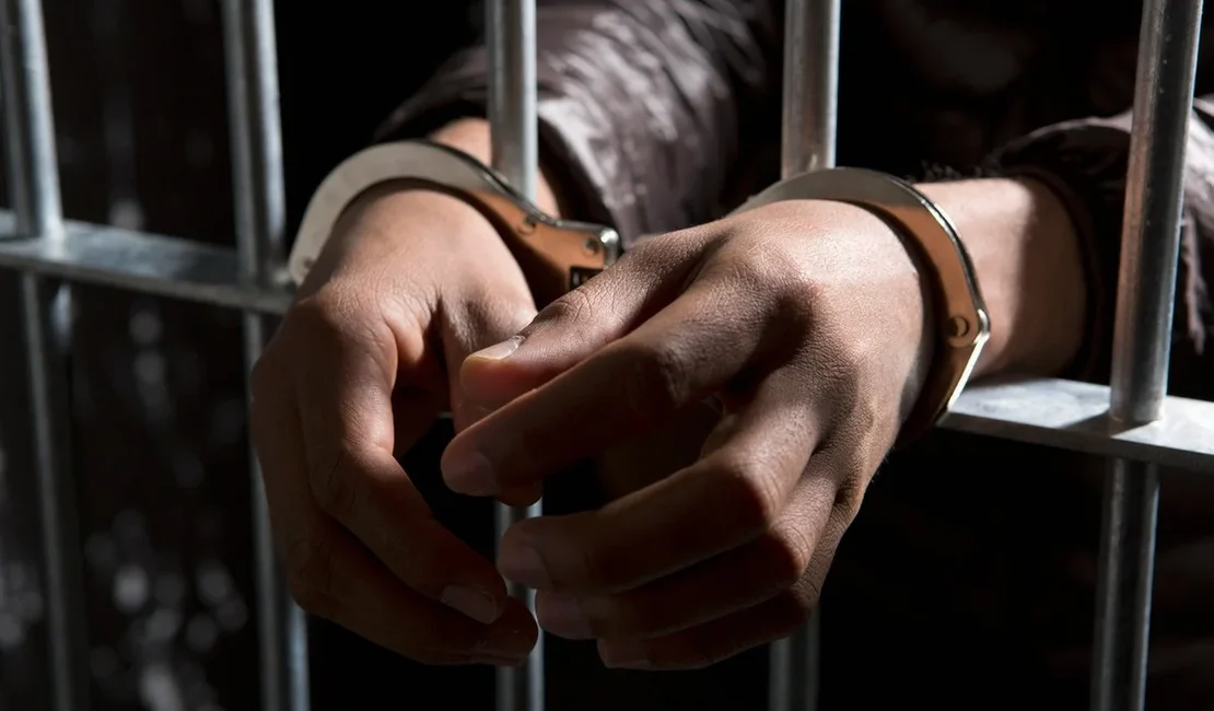 Polícia investiga sexo de policial com cinco presos em cela de delegacia