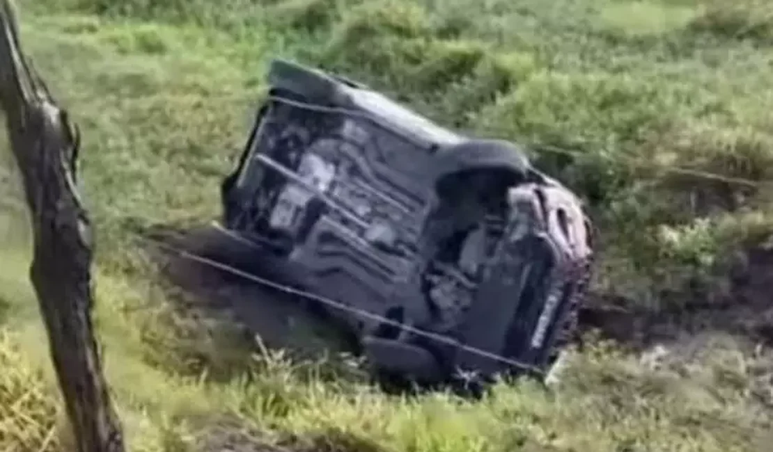 Ultrapassagem indevida causa capotamento com quatro feridos na BR-104