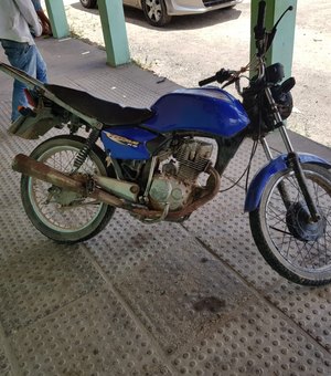 Polícia prende homem suspeito de cometer adulteração em placa de motocicleta