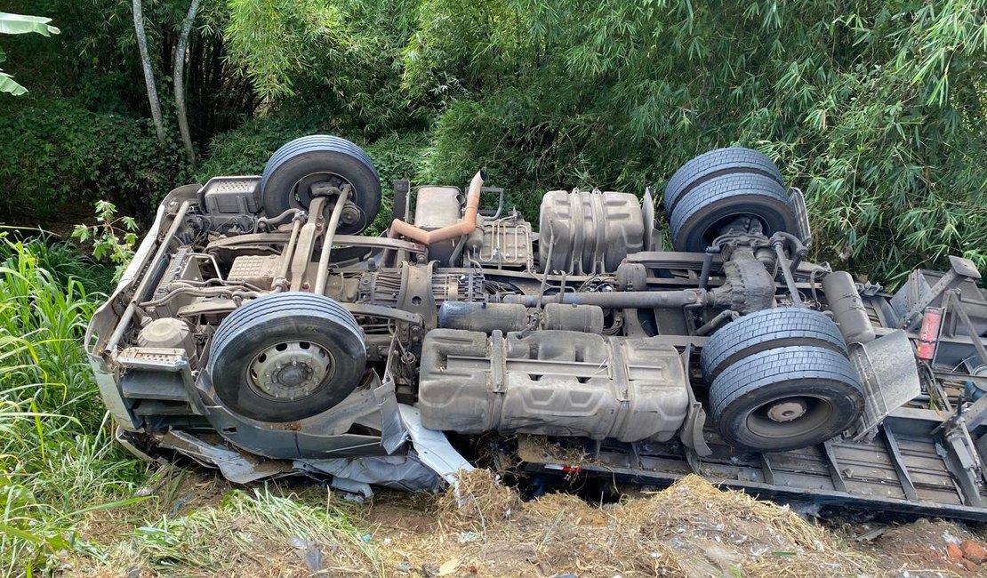 Caminhão fica com pneus para cima após tombar na BR-101, em Alagoas