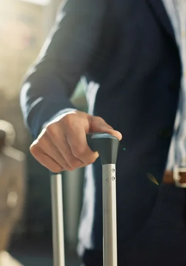 Filha descobre verdade por trás das 'viagens de negócios' do pai