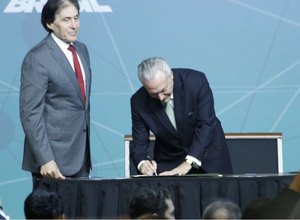 Prefeitos alagoanos assinam convênios do Internet para Todos em Brasília