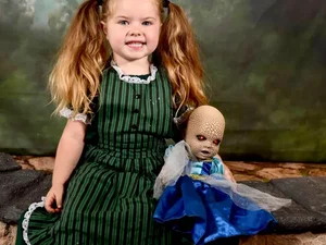 Menina de 3 anos se encanta por boneca assustadora