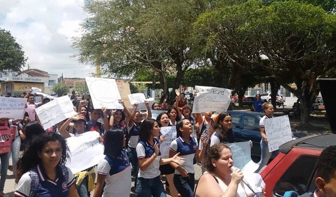 Estudantes da Escola Estadual Ana Lins, em São Miguel, fazem ato contra a PEC 241