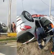 Motorista suspeito de estar alcoolizado capota carro após colisão no Pontal da Barra