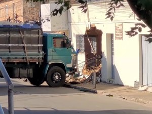 Caminhão desgovernado invade casa e destrói parte do imóvel em Arapiraca