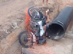 Motociclista morre após cair em obra de saneamento sem sinalização em Santana do Ipanema