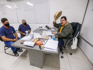 Gilberto Gonçalves assina ordem de serviço para reforma de praça em Rio Largo