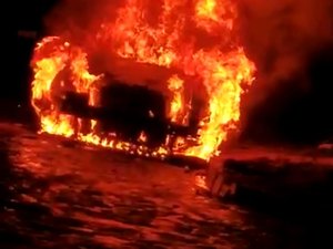 [Vídeo] Carro é incendiado em Porto Calvo