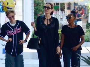 Angelina Jolie passeia com as filhas Zahara e Shiloh em Los Angeles