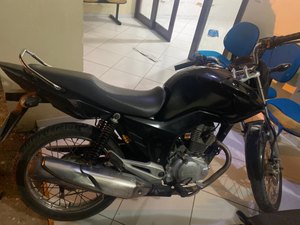 Motocicleta com queixa de roubo é encontrada abandonada, em Penedo