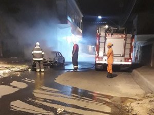 Carro pega fogo no centro de Delmiro Gouveia 