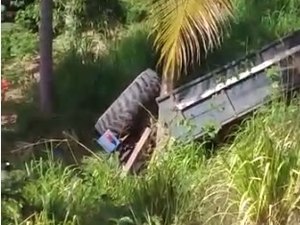 Trator capota e motorista fica preso às ferragens, na AL 101 Sul 