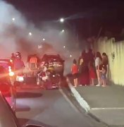 Carro pega fogo após colisão no bairro Chã de Bebedouro, em Maceió