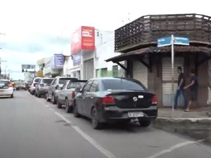 [Vídeo] Falta de vagas de estacionamento prejudica fluxo de pessoas no Centro de Arapiraca