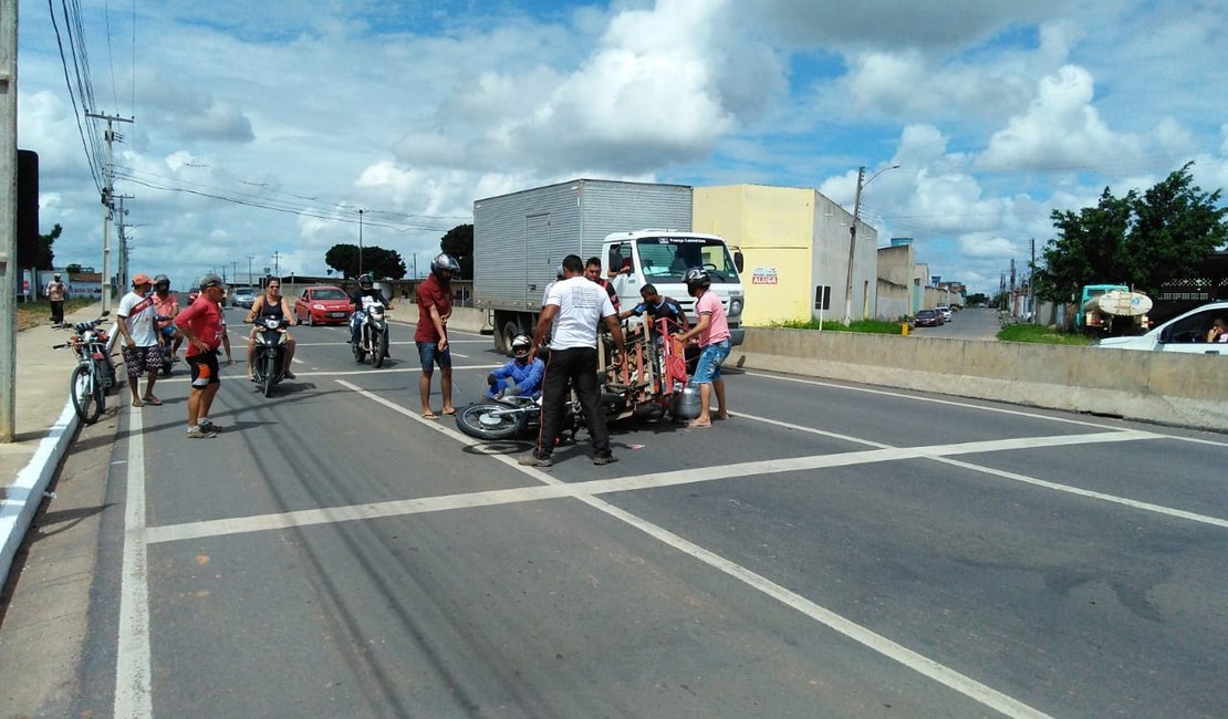 [Vídeo] Motorista para em faixa de pedestre e é atingido por motociclista em Arapiraca