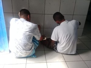 Homem é preso e menor apreendido suspeitos de tráfico de drogas, em Maceió