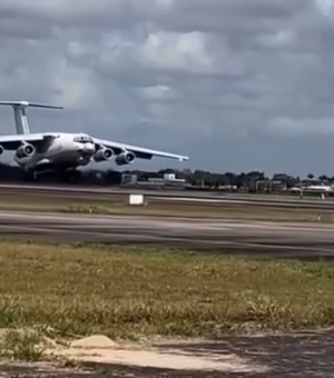 Avião cargueiro de origem soviética faz parada técnica em aeroporto de Alagoas