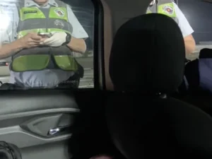 Jovem assume direção após motorista de aplicativo ser pego no bafômetro