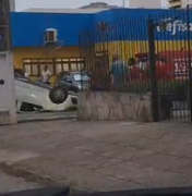 Carro capota em cruzamento próximo à antiga Avenida Jatiúca, em Maceió