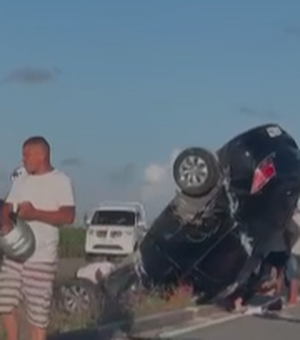 Carro capota em pista que liga o Aeroporto ao Benedito Bentes, em Maceió