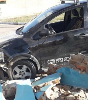 Condutor embriagado colide contra muro de casa e é preso em Delmiro Gouveia