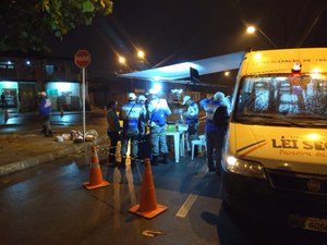 Mulher é presa suspeita de dirigir após consumir bebida alcoólica