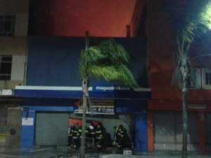 (Vídeo) Incêndio destrói  uma das lojas do Magazine Luiza em Maceió