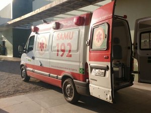 Sem capacete, motociclista perde controle de moto bate a cabeça e quebra os dentes