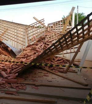 [Vídeo] Telhado de escola municipal cai e alunos ficam feridos em Arapiraca
