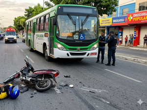 Colisão entre ônibus e ‘cinquentinha’ deixa motociclista desorientado em Palmeira