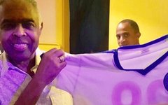 Gilberto Gil exibe camisa do Bahia