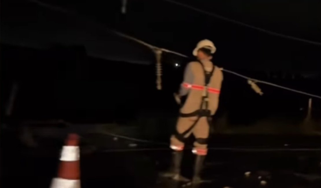 Vereador perde controle de carro e colide contra poste na AL-110 no Agreste de Alagoas