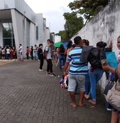 Eleitores se acumulam em frente ao fórum na esperança de regularizar título