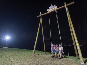 Balanço gigante ganha iluminação em LED e pode ser visitado à noite