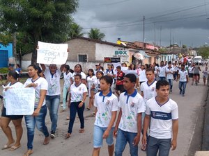 Alunos fazem passeata exigindo permanência de diretora em Passo de Camaragibe