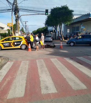 Motociclista avança semáforo, bate em carro e sofre escoriações em Arapiraca