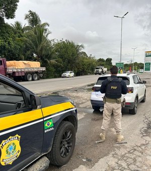 Mulher é presa por dirigir carro com indícios de adulteração e restrição de roubo em Maceió