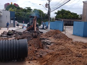 Buraco se abre no bairro do Farol em Maceió
